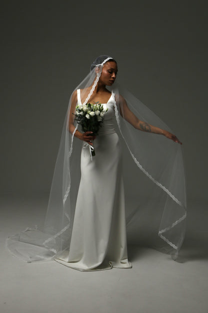 Minimalist bridal look paired with a Juliet cap wedding veil.