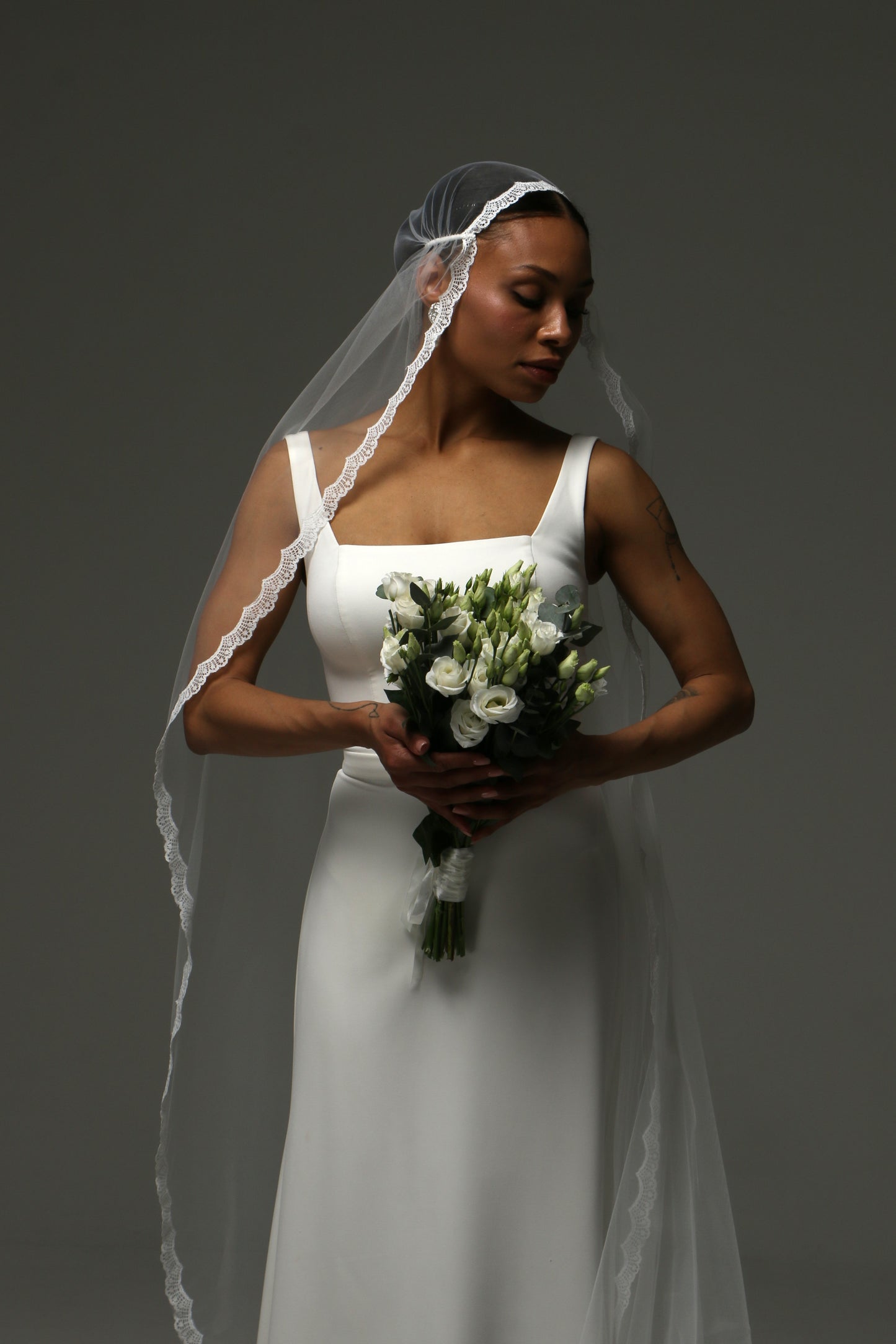Vintage-inspired Juliet cap bridal veil with delicate lace trim.