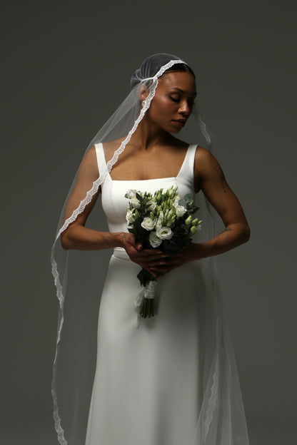 Vintage-inspired Juliet cap bridal veil with delicate lace trim.