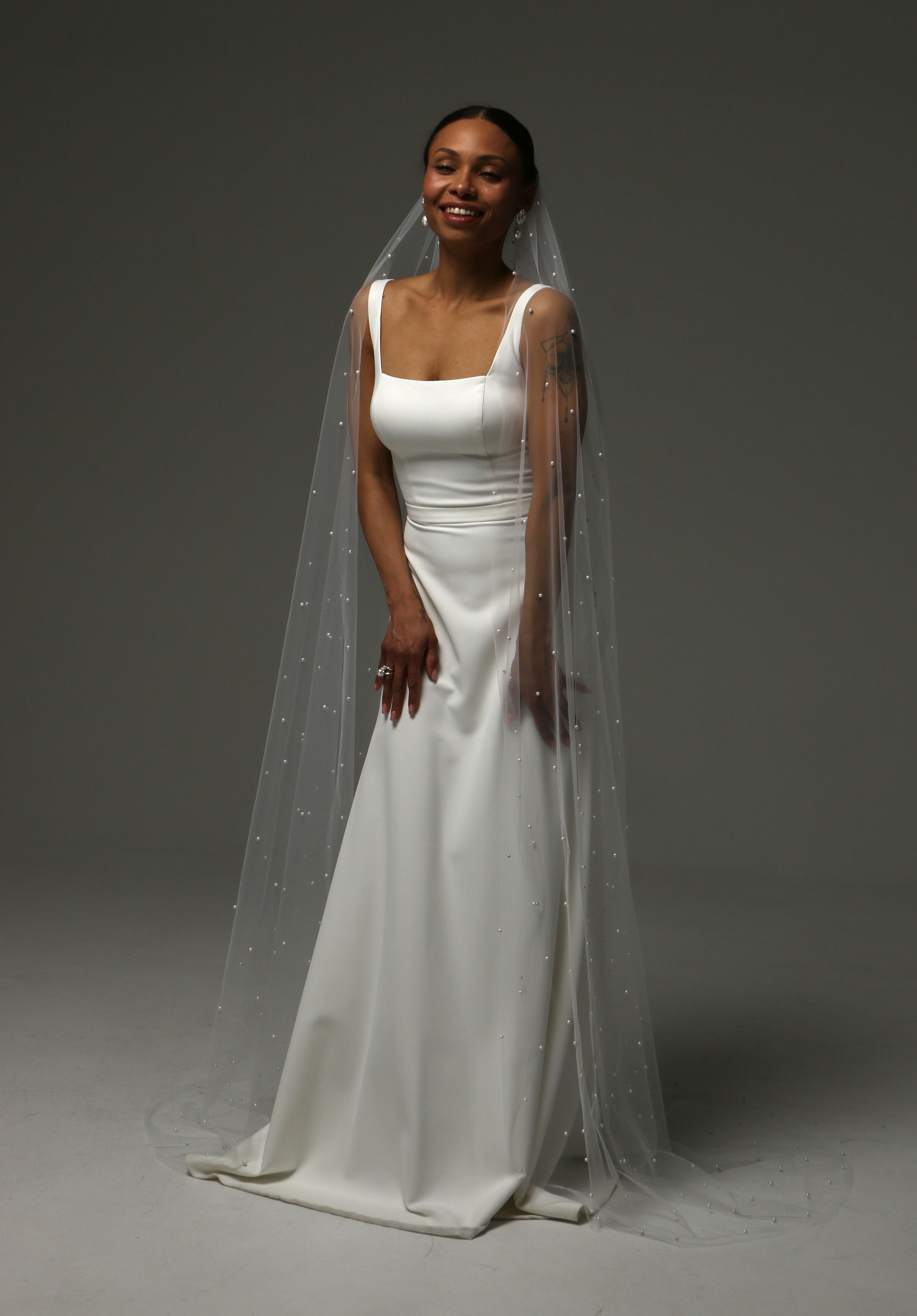 One-tier pearl bridal veil paired with a minimalist wedding gown.