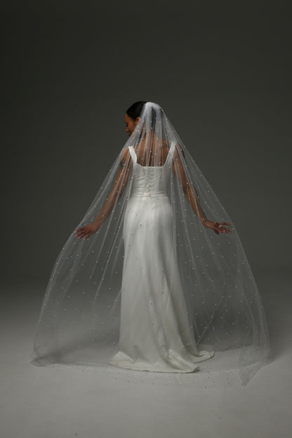 Handmade pearl bridal veil for modern wedding styling.