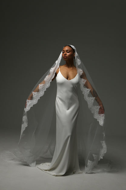 Elegant one-tier bridal veil featuring floral lace appliqué detailing.