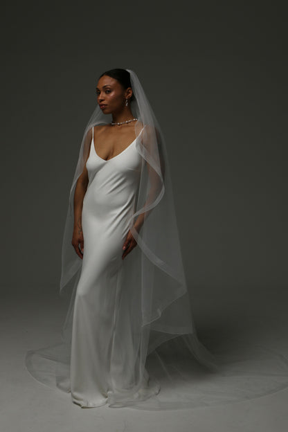 Lightweight bridal veil with 1.4-inch horsehair trim detail.