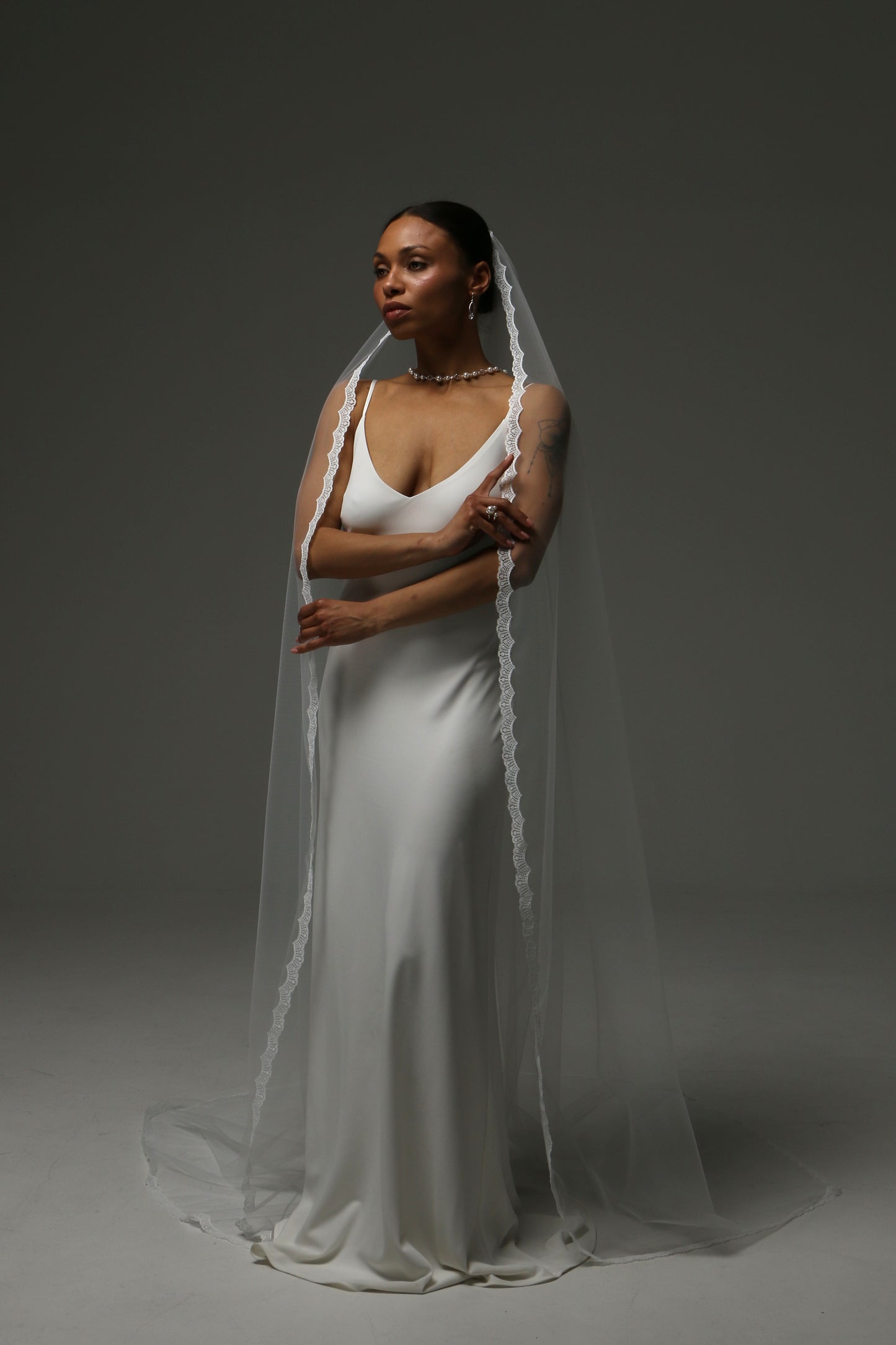 Soft tulle wedding veil with a refined thin lace border.
