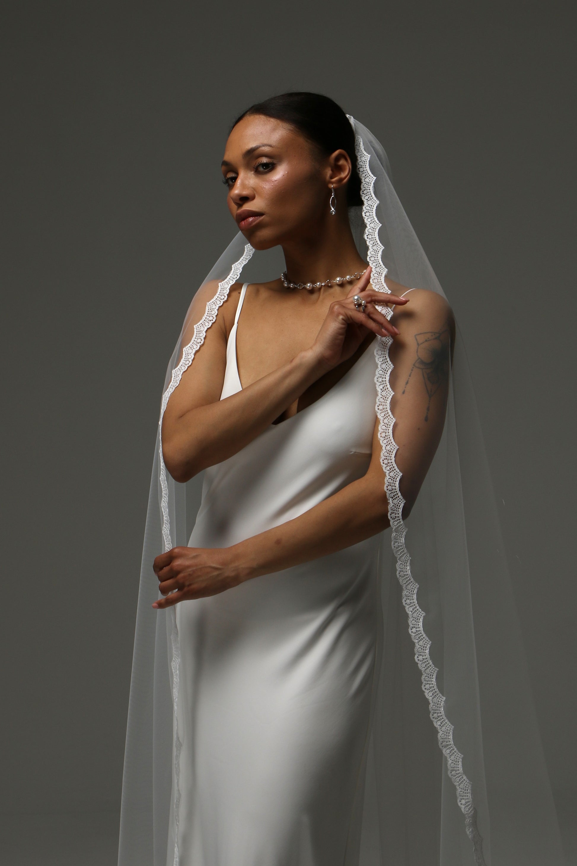 Minimalist bridal veil with cathedral-length flowing silhouette.
