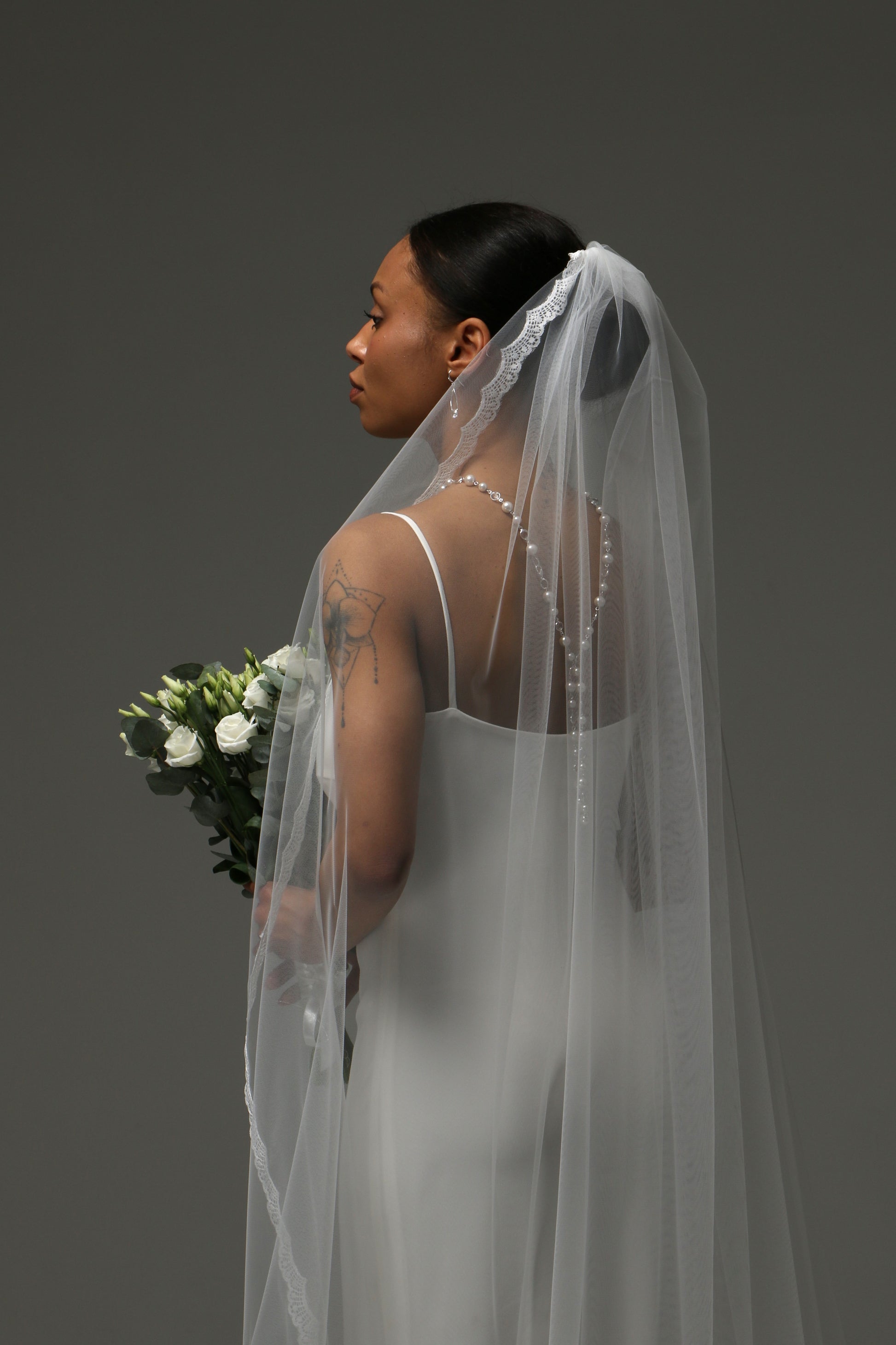 Elegant one-tier veil creating a graceful bridal silhouette.