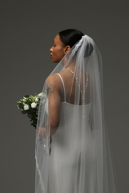 Elegant one-tier veil creating a graceful bridal silhouette.