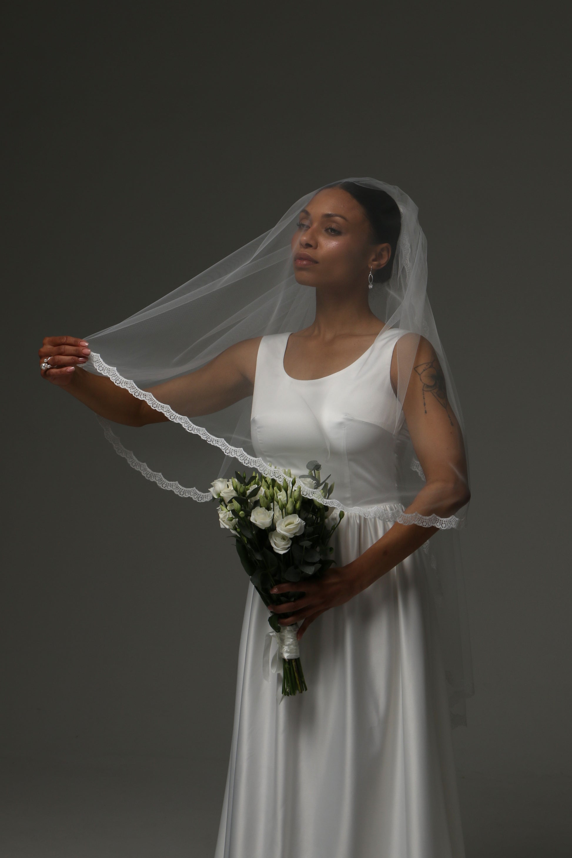 Elegant short veil with soft tulle and feminine lace trim.