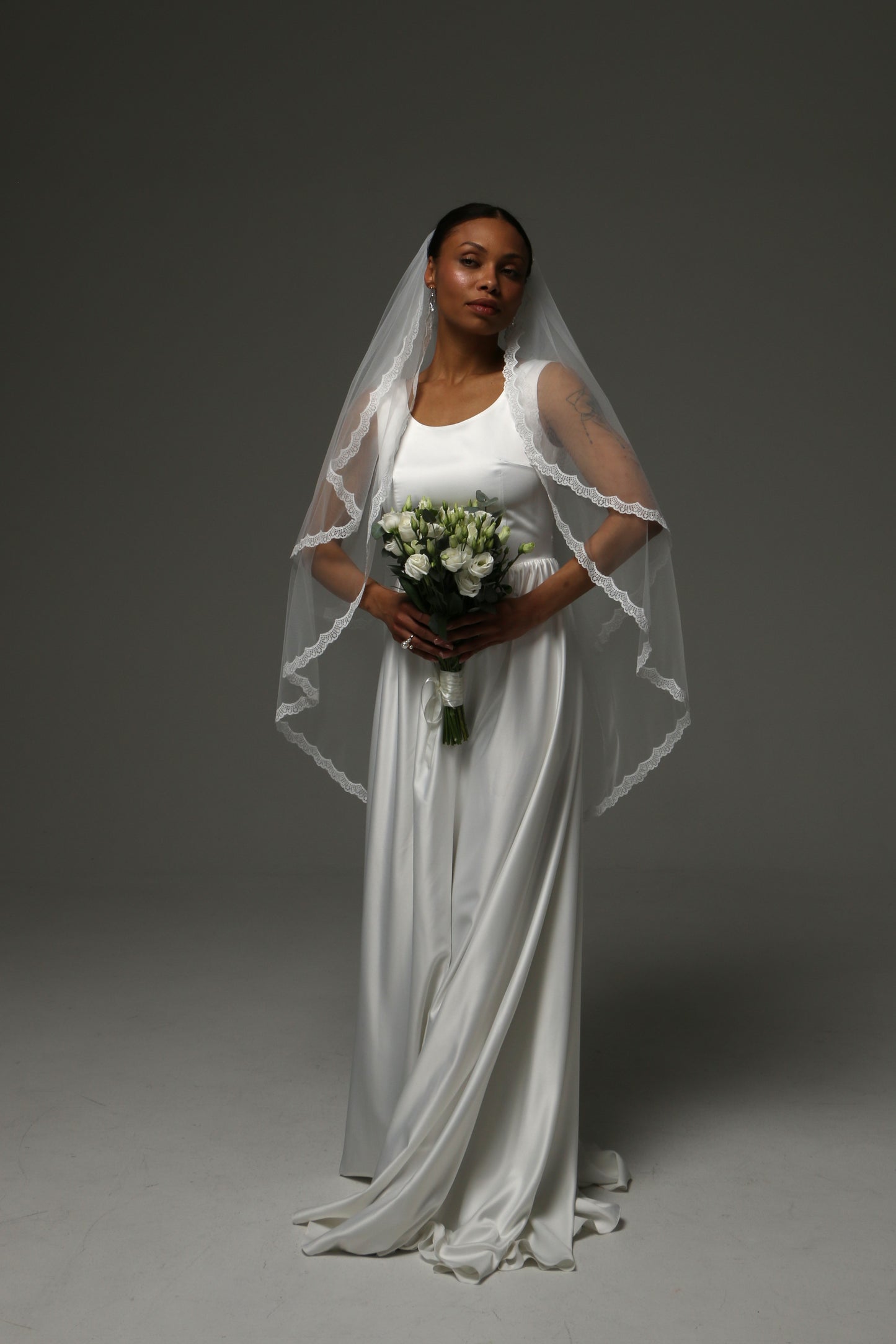 Short wedding veil perfect for city and civil ceremonies.