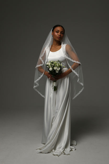Short wedding veil perfect for city and civil ceremonies.