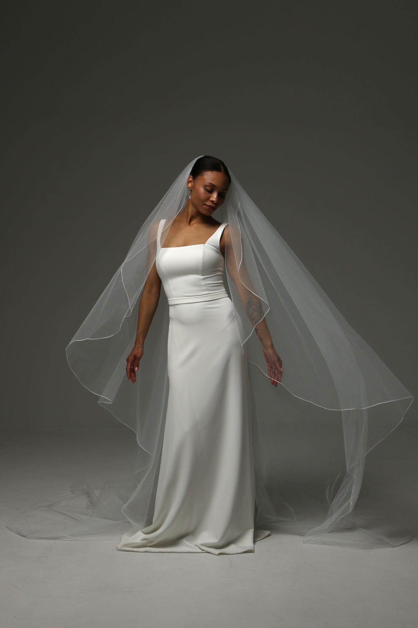 One-tier wedding veil perfect for modern and elegant ceremonies.