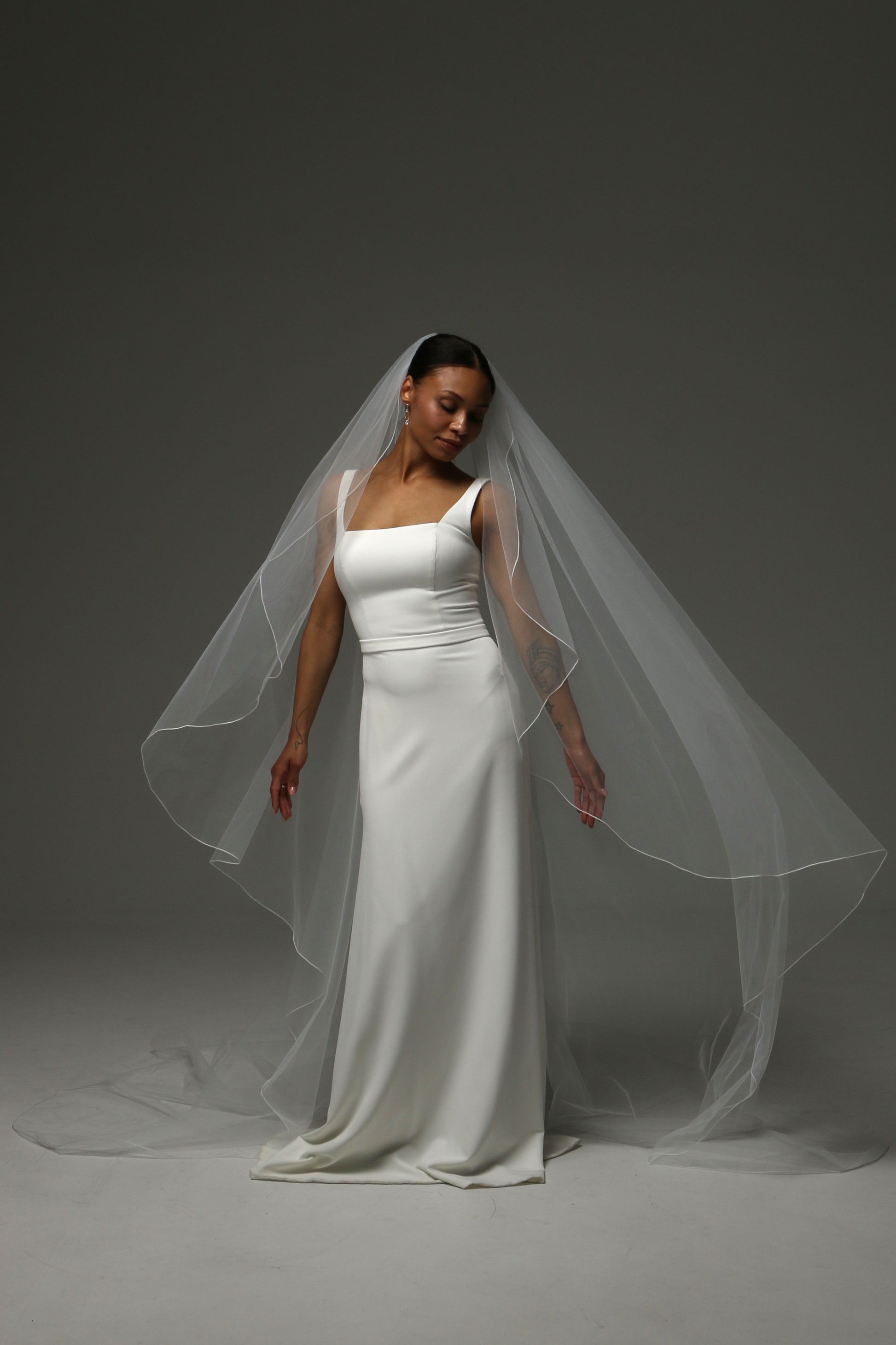 One-tier wedding veil perfect for modern and elegant ceremonies.