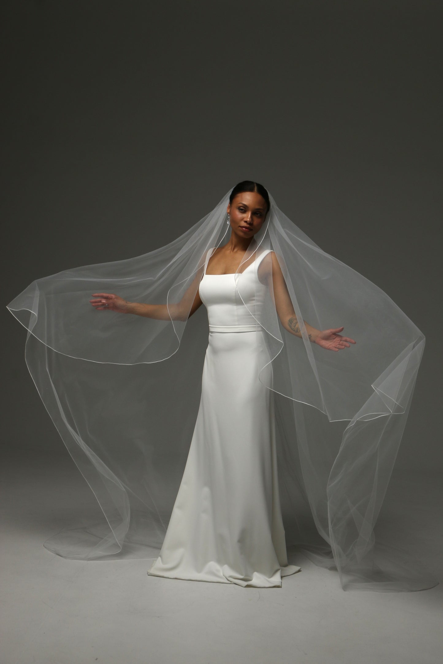 Elegant bridal veil featuring a refined pencil edge border.