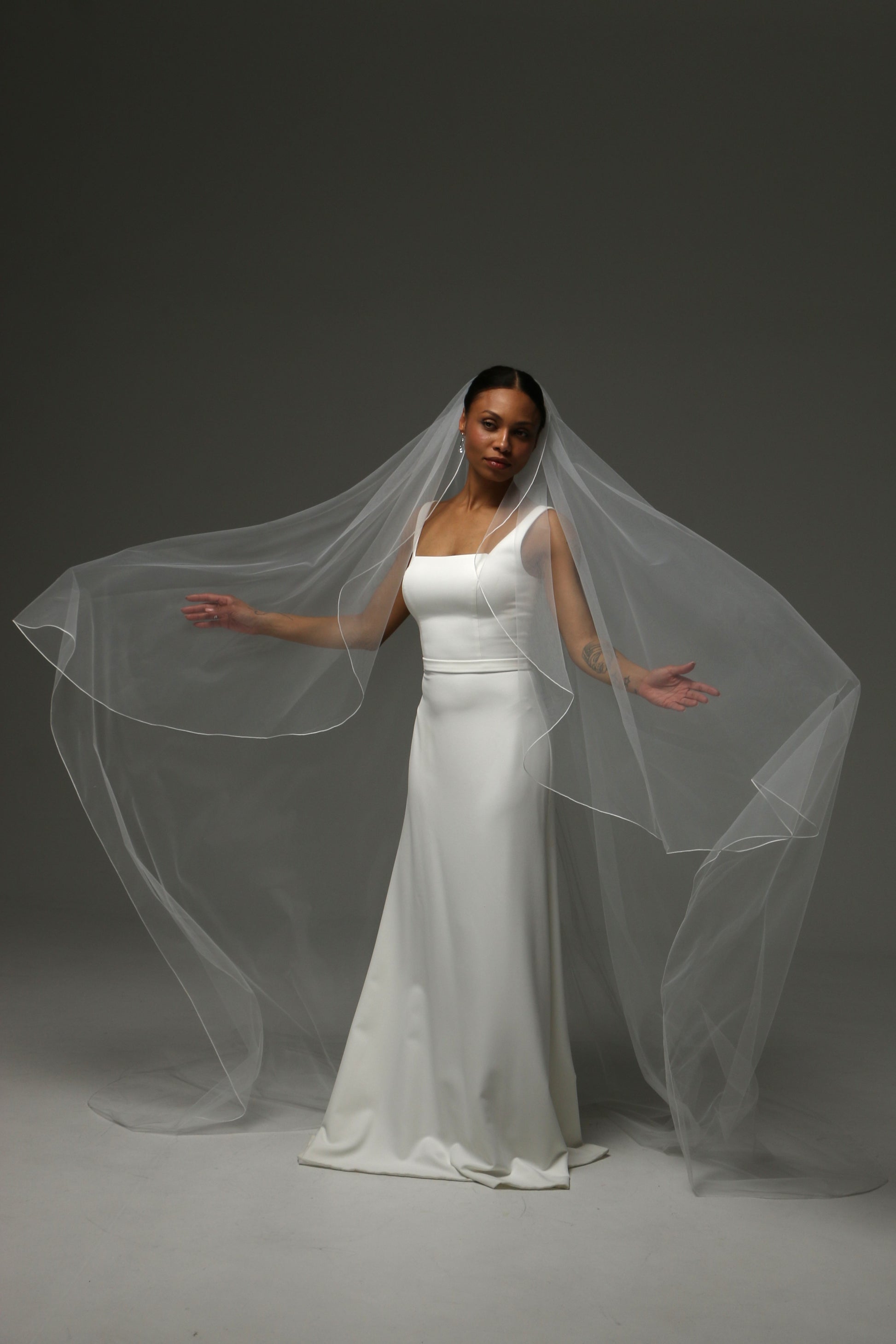 Elegant bridal veil featuring a refined pencil edge border.
