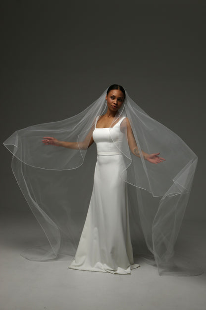 Elegant bridal veil featuring a refined pencil edge border.