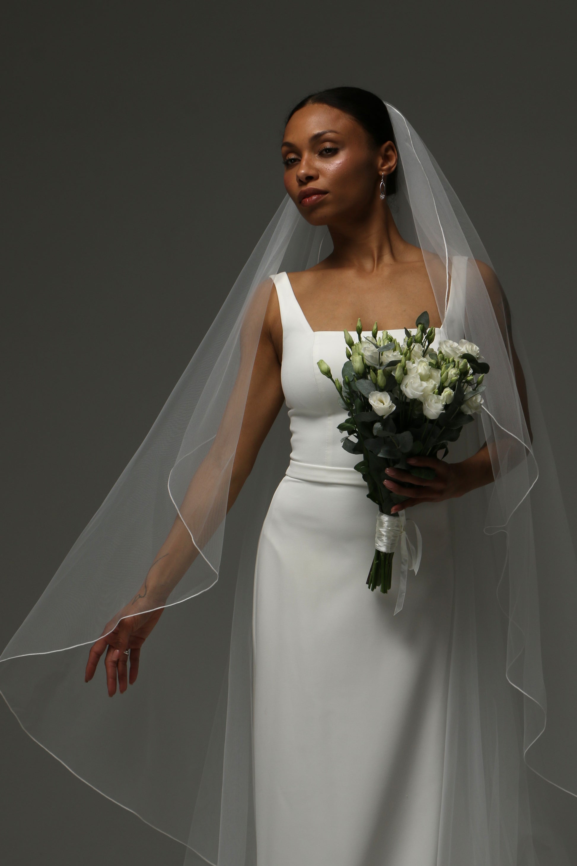 Minimalist bridal veil crafted from soft illusion tulle.