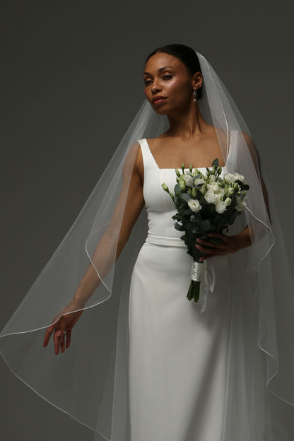 Minimalist bridal veil crafted from soft illusion tulle.
