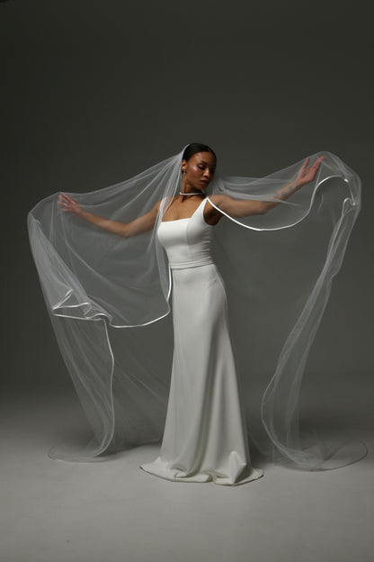Minimalist bridal veil with flowing cathedral-length silhouette.