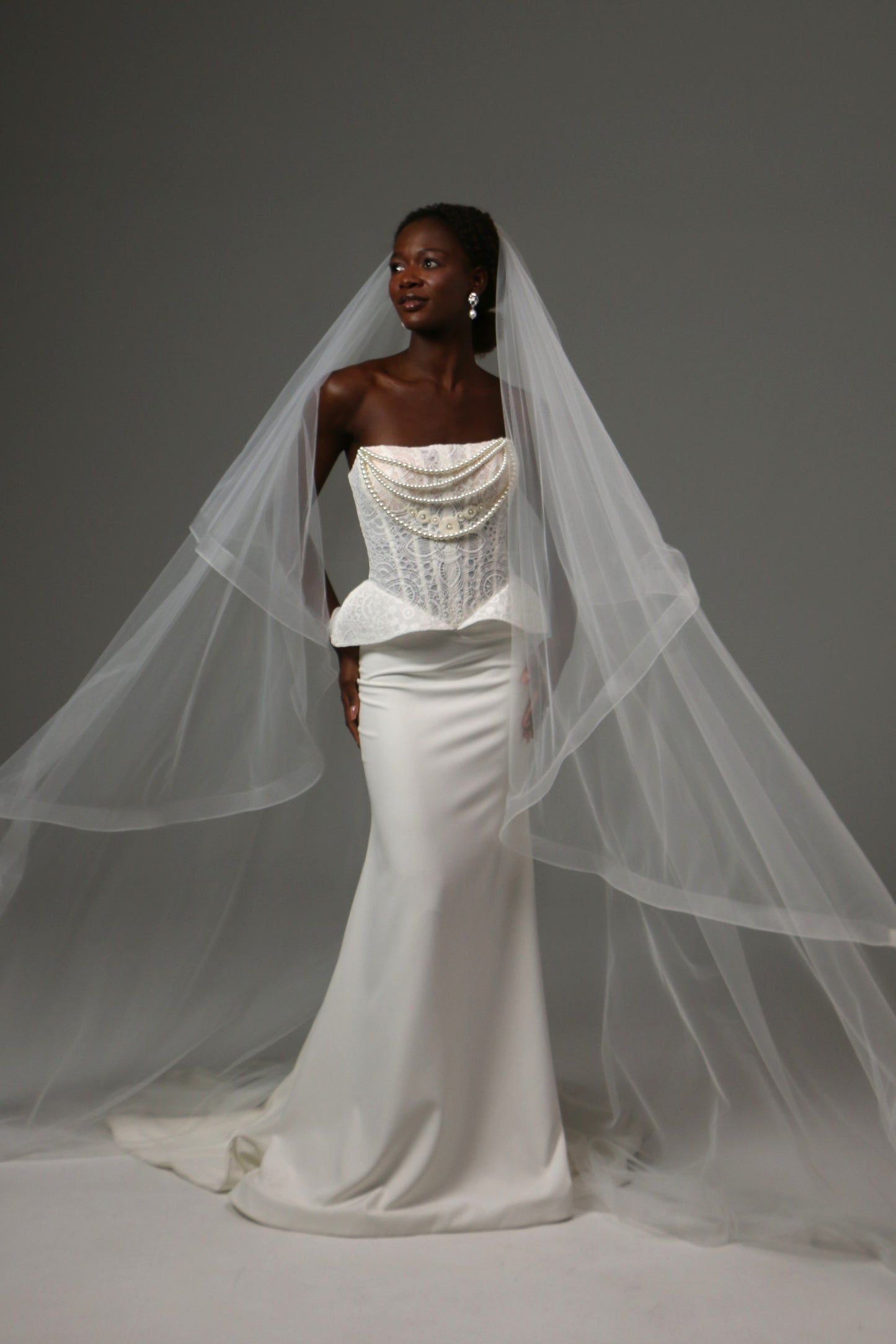 Soft illusion tulle bridal veil featuring structured horsehair trim.