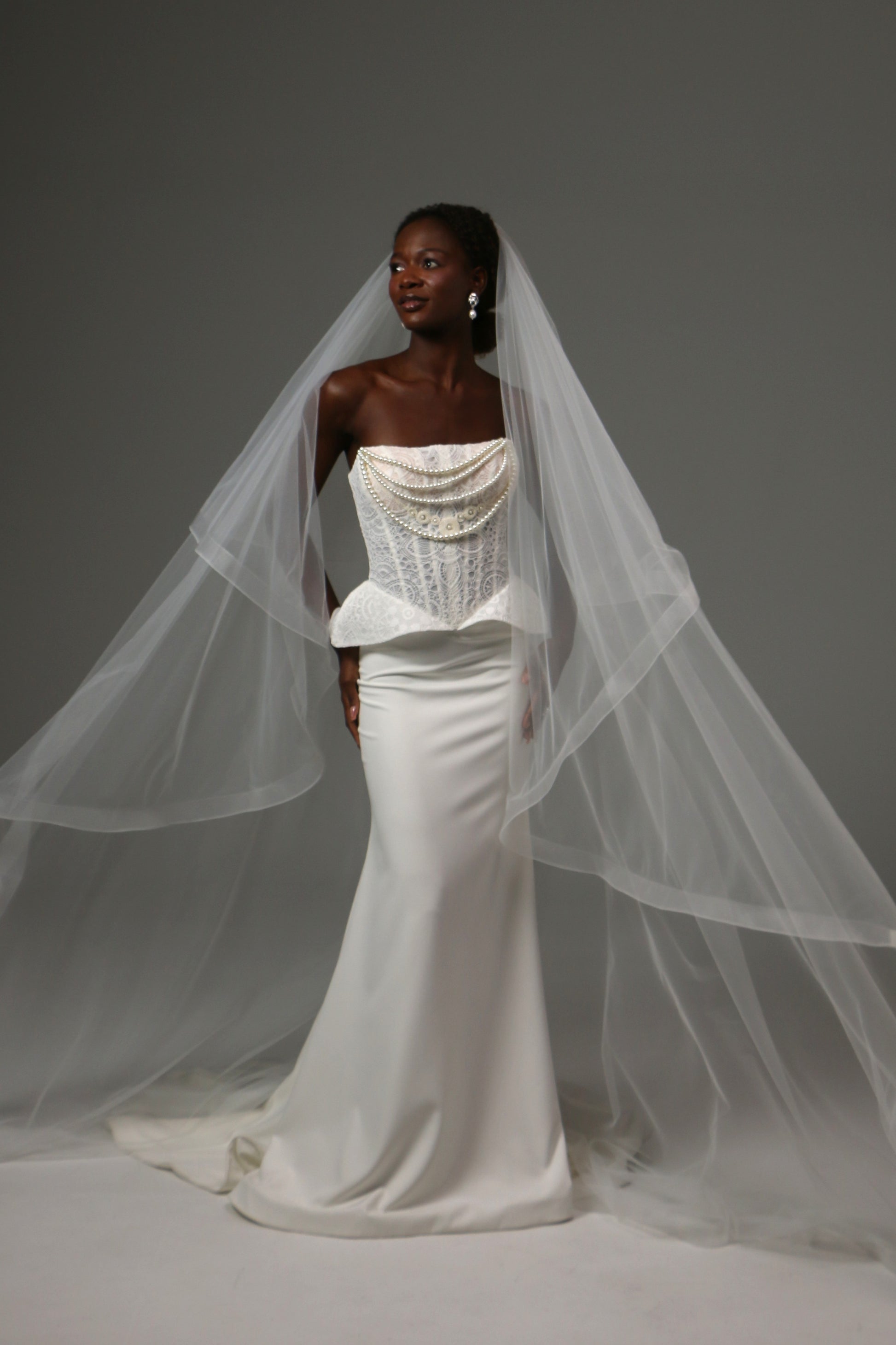 Soft illusion tulle bridal veil featuring structured horsehair trim.
