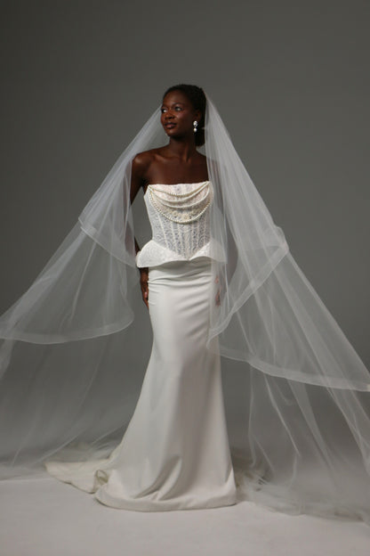 Soft illusion tulle bridal veil featuring structured horsehair trim.