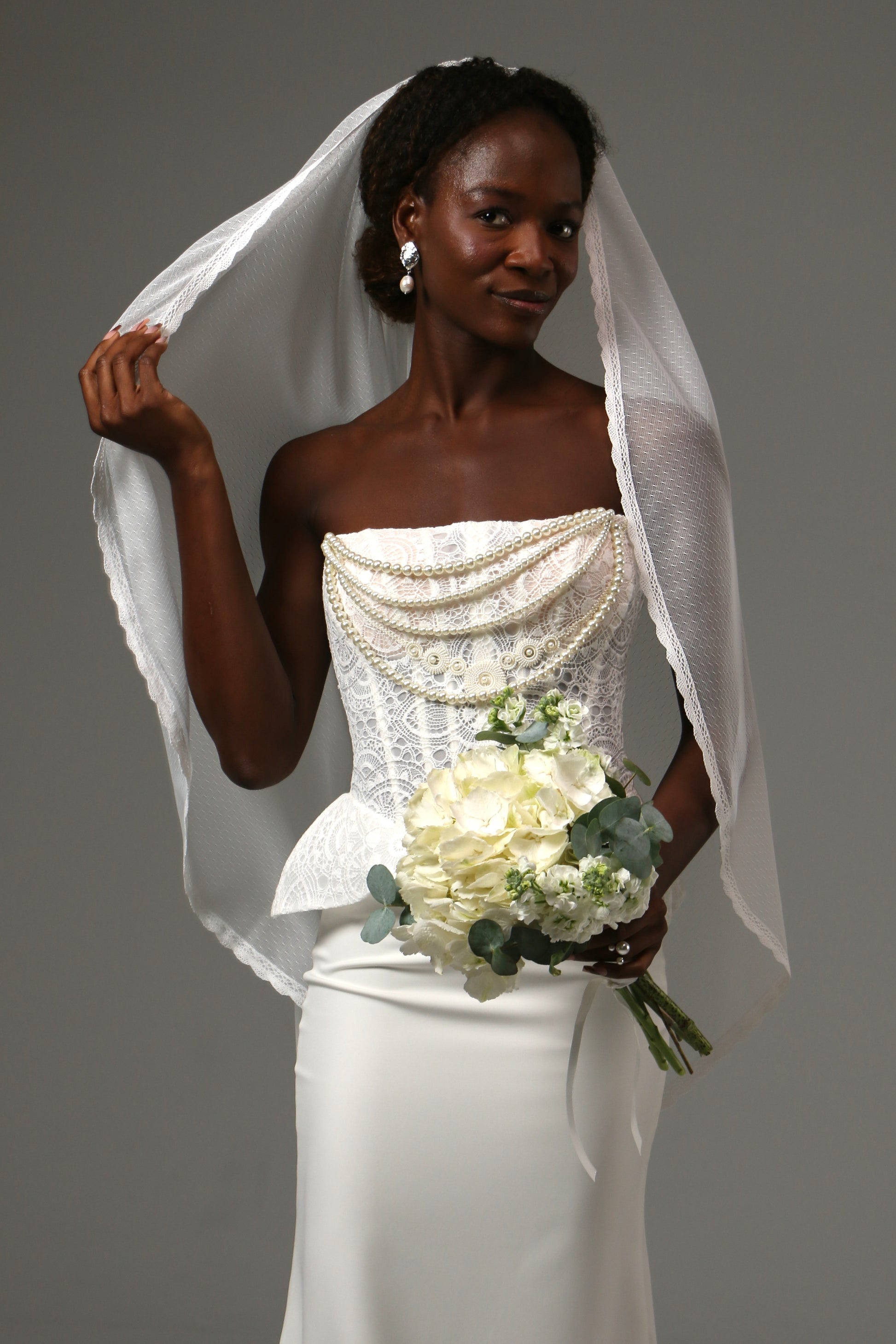 Classic one-tier bridal veil with delicate lace border.