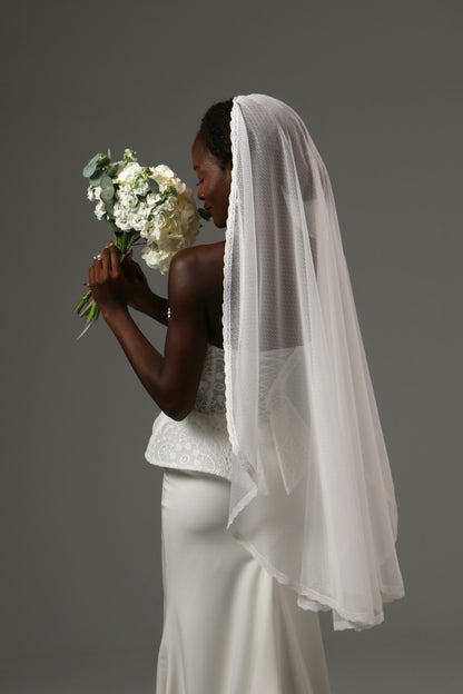 Lightweight fingertip veil with feminine lace detailing.