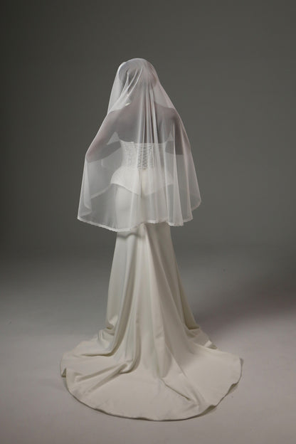 Elegant wedding veil paired with a modern bridal gown.
