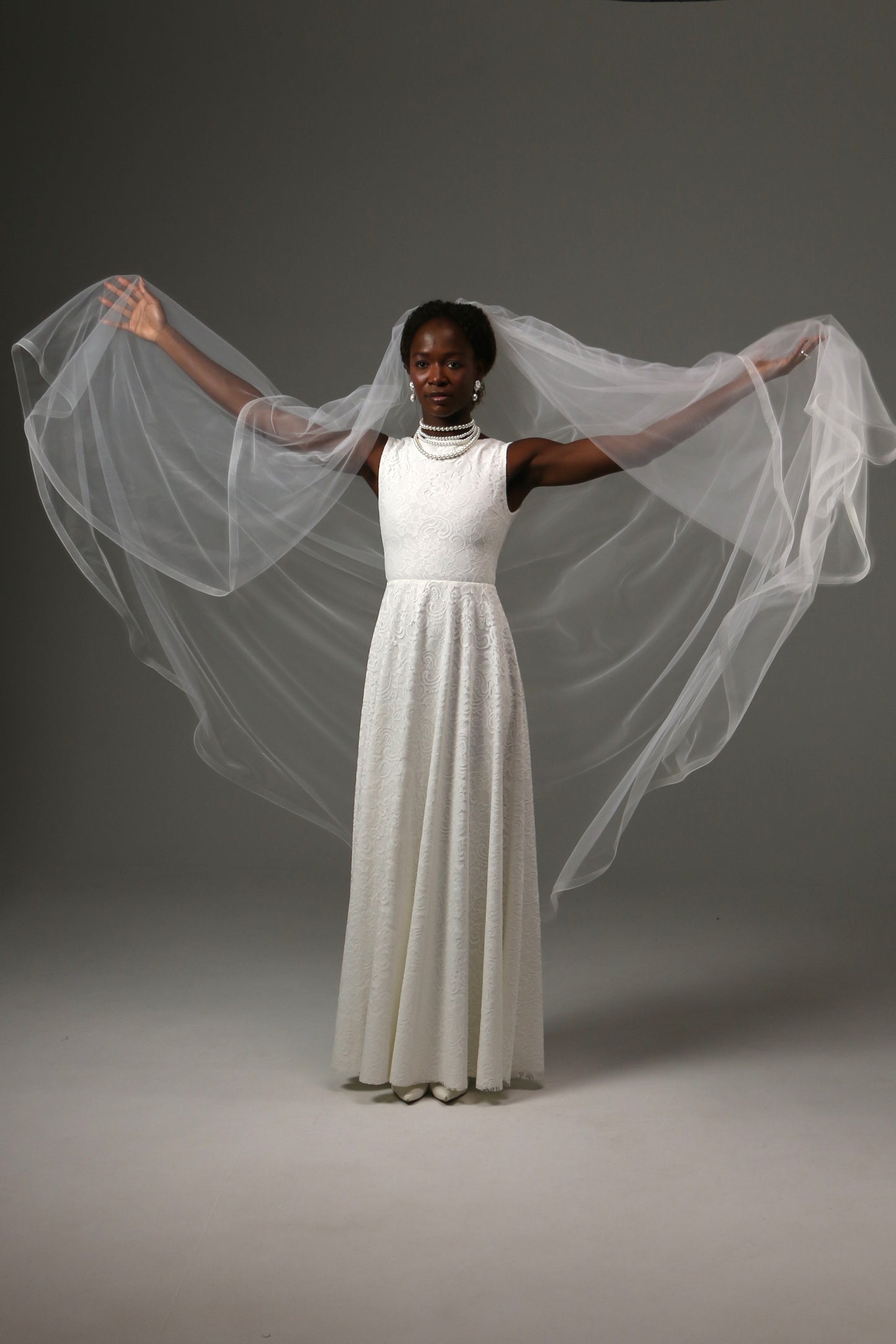 Lightweight bridal veil with delicate horsehair edging.