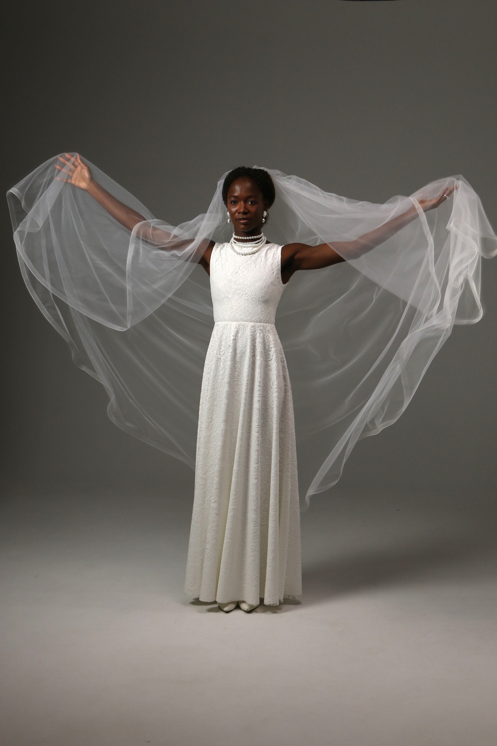 Lightweight bridal veil with delicate horsehair edging.