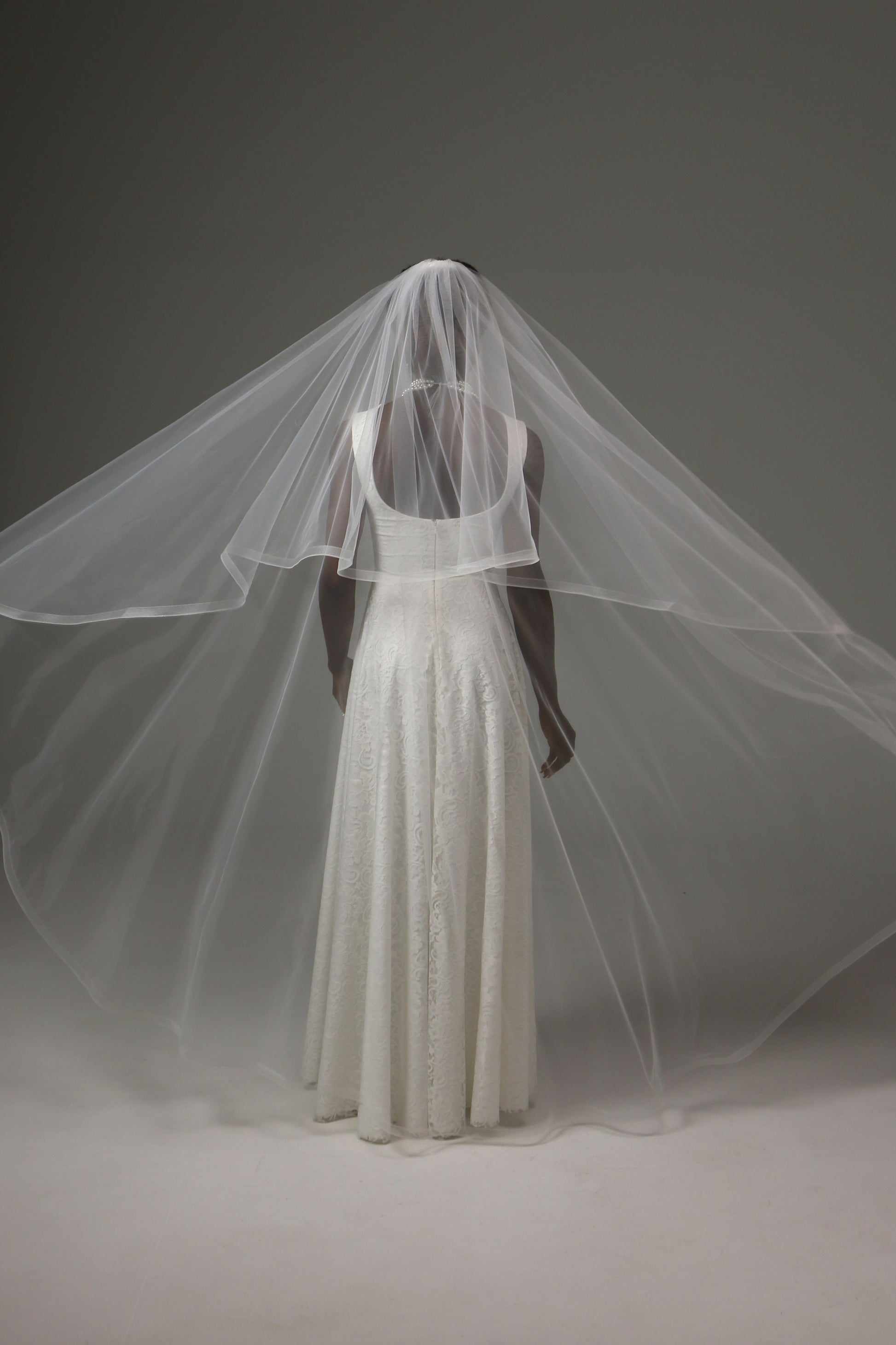 Soft tulle bridal veil featuring a structured horsehair trim.