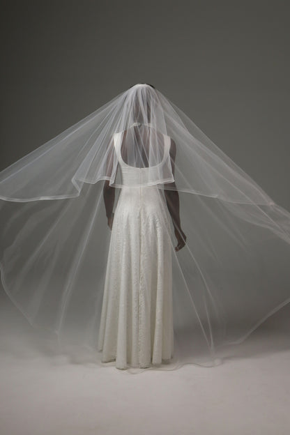 Soft tulle bridal veil featuring a structured horsehair trim.
