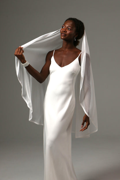 Elegant one-tier veil paired with a minimalist satin wedding gown.