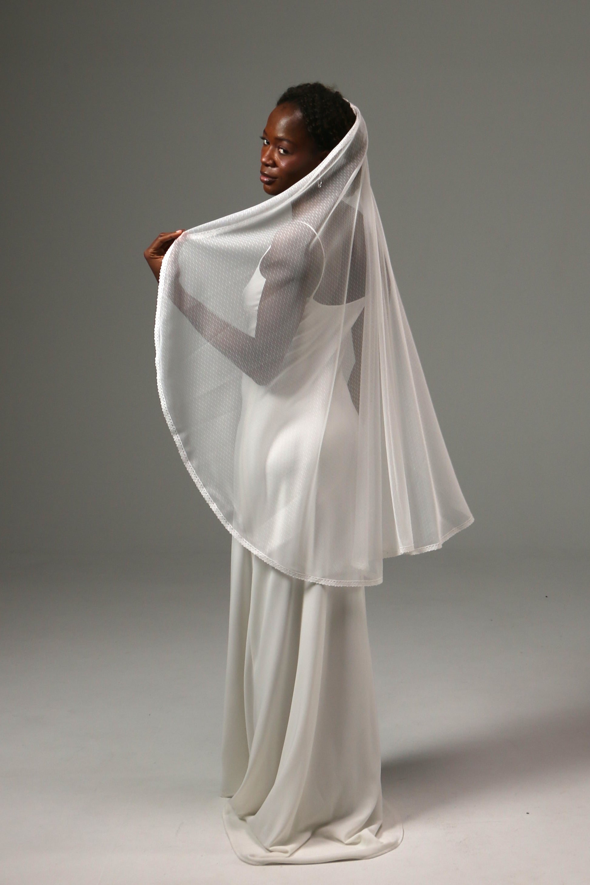 Delicate lace-trimmed veil softly framing the bride's face.