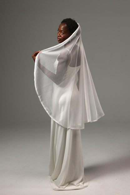 Delicate lace-trimmed veil softly framing the bride's face.