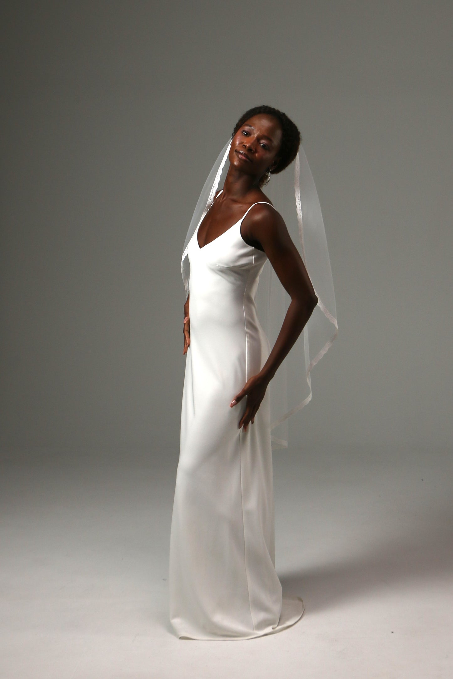 Elegant bridal veil featuring lightweight illusion tulle.