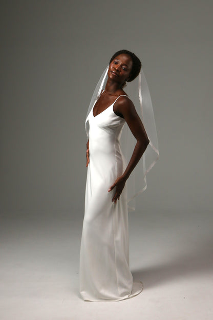 Elegant bridal veil featuring lightweight illusion tulle.