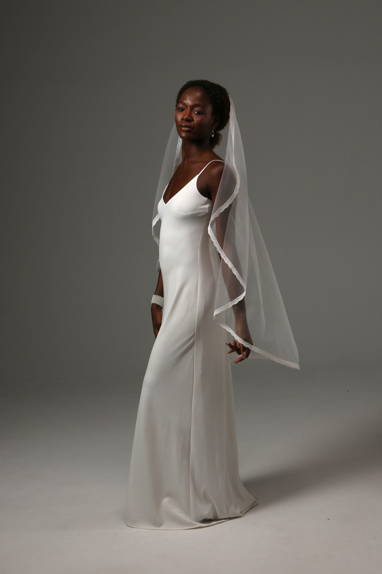 Lightweight lace-edged veil for modern bridal styling.