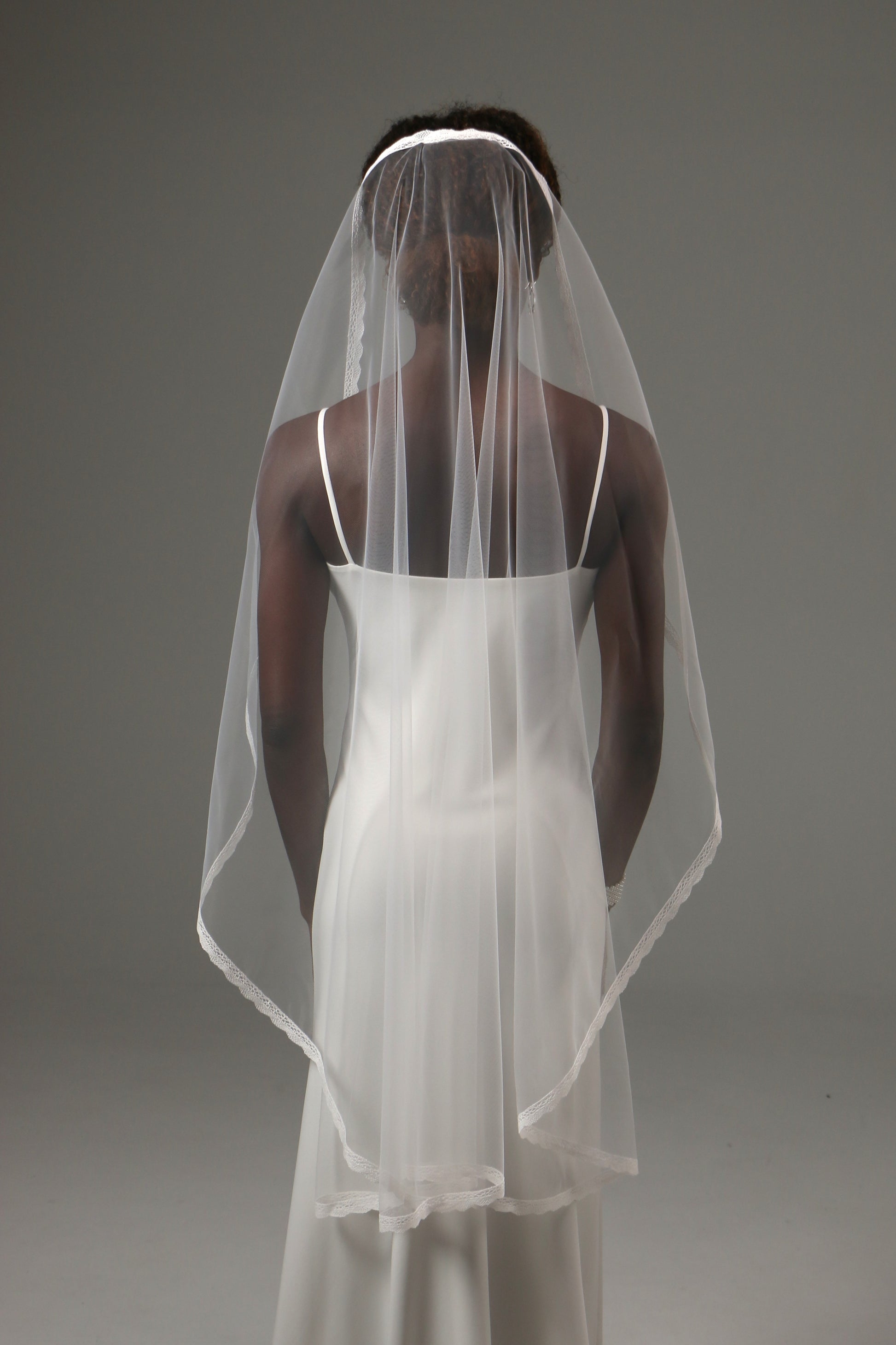 Romantic bridal veil with delicate lace border throughout.