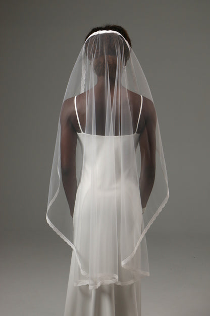 Romantic bridal veil with delicate lace border throughout.