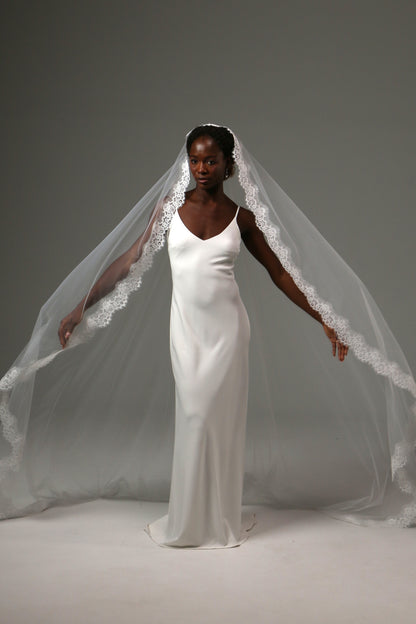 Lightweight lace-edged veil creating a sophisticated bridal look.