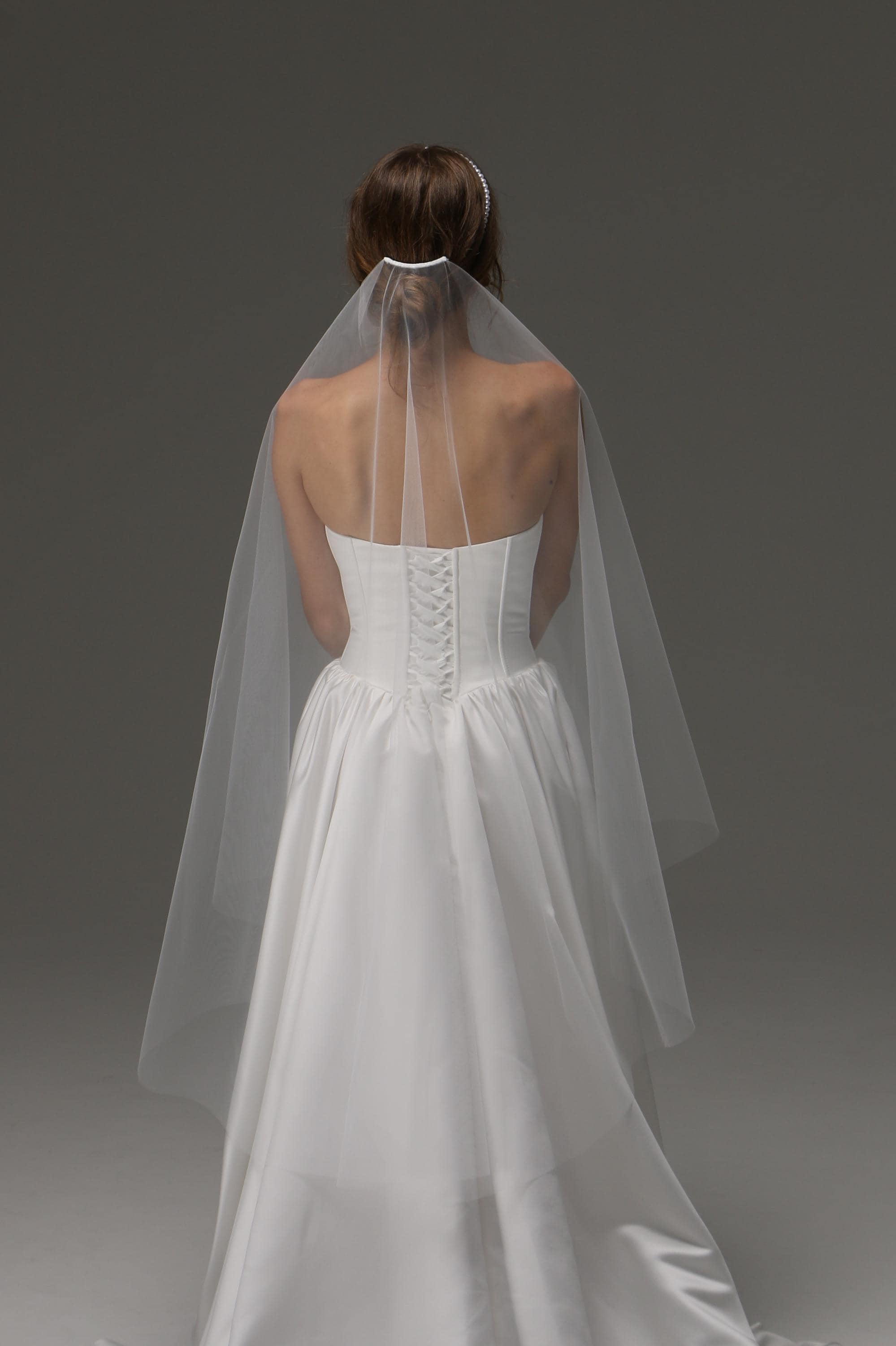 Fingertip Wedding Veil 43 Inch, Single Tier Cascade Veil Raw Edge, Short Bridal Veil Soft Tulle Elegant Simple Veil