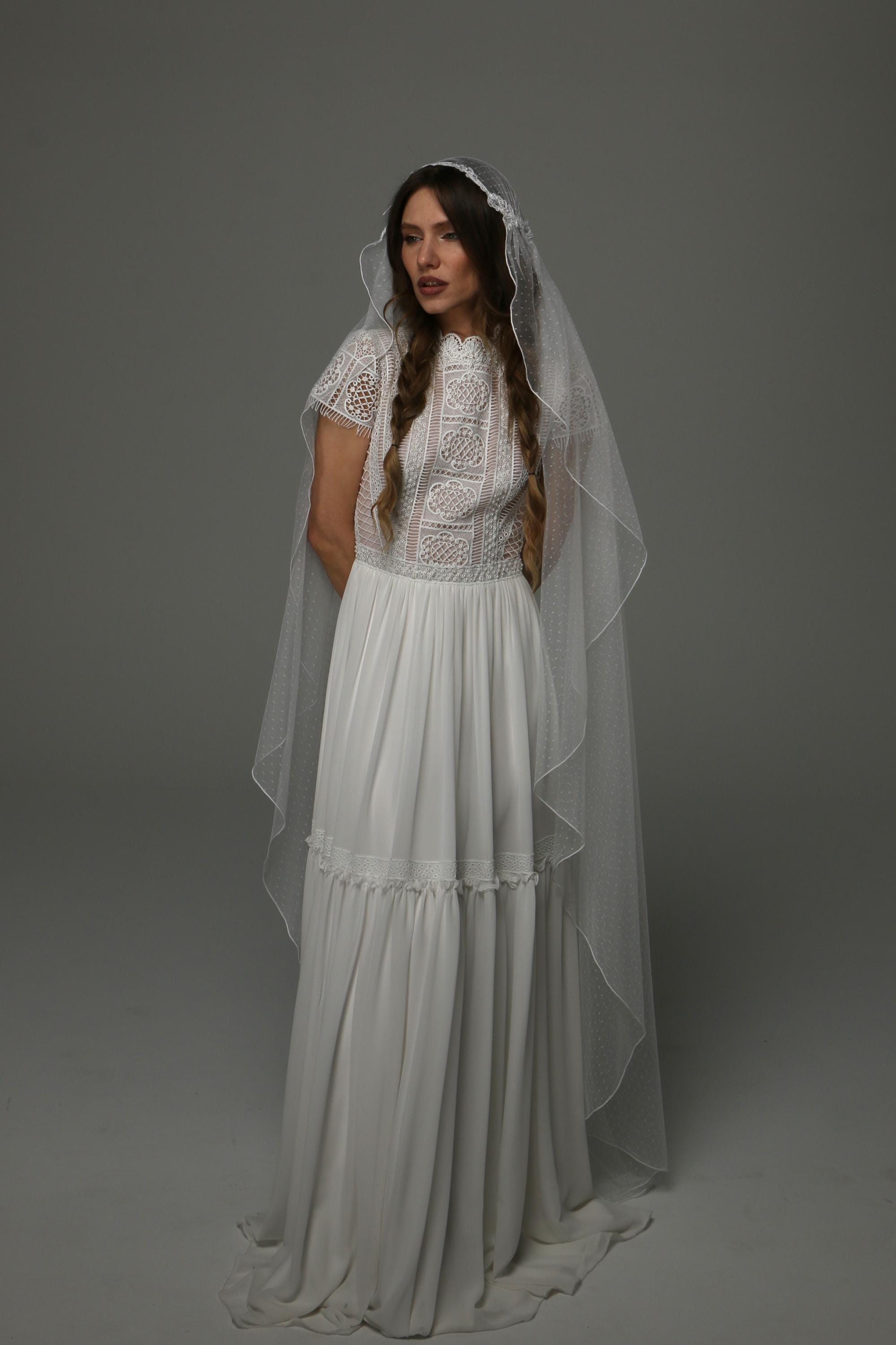 Juliet Cap Wedding Veil 75 Inch, Dotted Tulle Veil with Lace Applique and Pencil Edge, Boho Bridal Veil Vintage Style