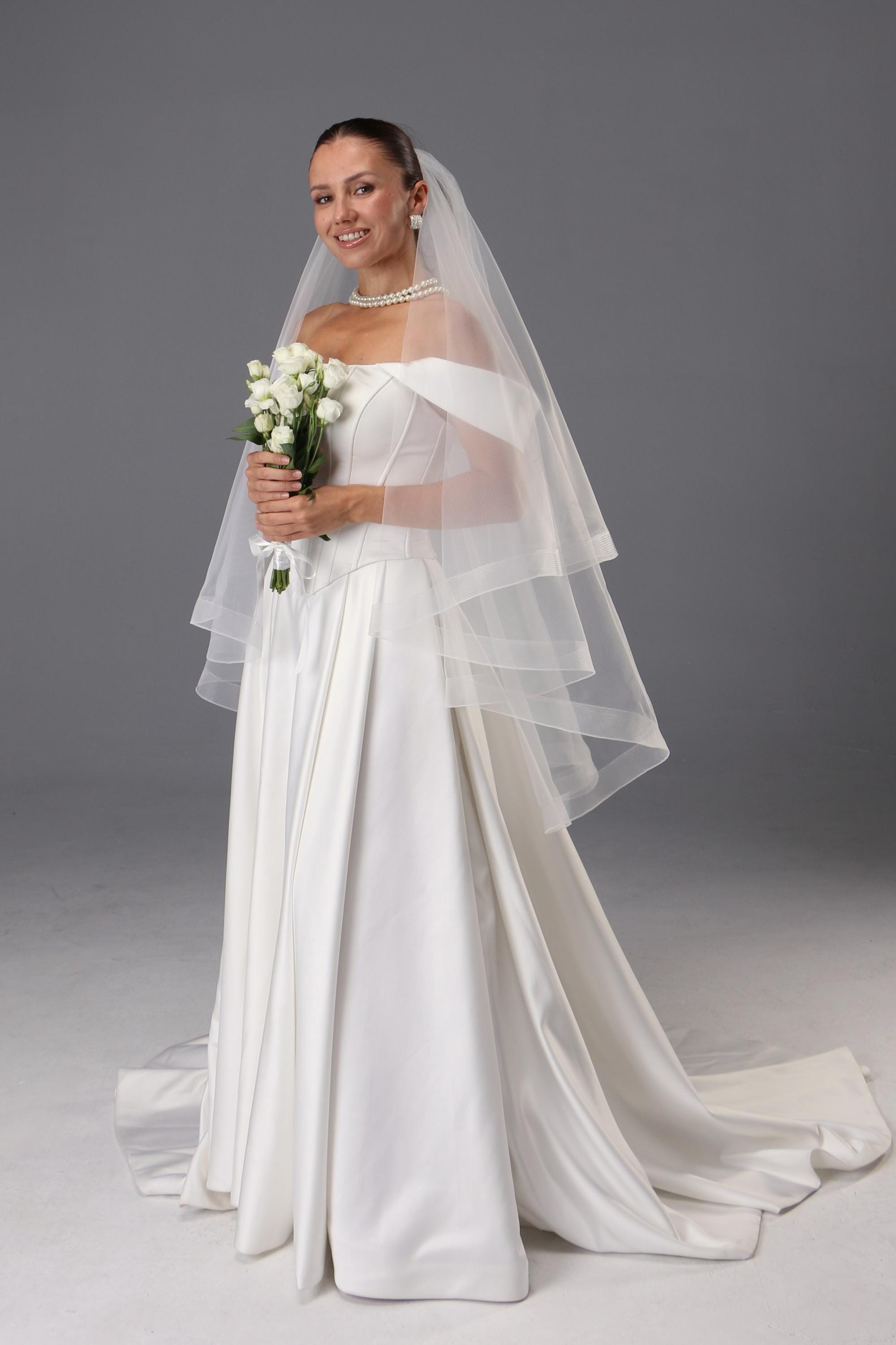Fingertip Wedding Veil 43 Inch, Two Tier Veil with Blusher Horsehair Edge 1.4 Inch, Short Bridal Veil Soft Tulle Elegant
